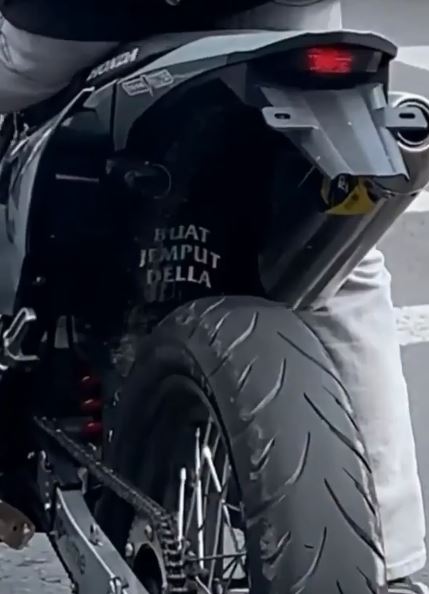 Tulisan kocak pada motor ini bikin yang baca jadi otomatis romantis